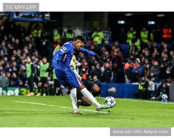 巴萨边路组合默契提升对手防线陷入困境